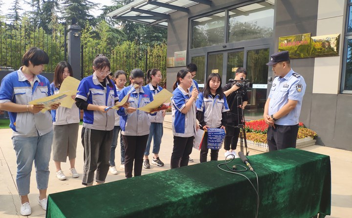 民警為員工解答被詐騙的疑問(wèn).jpg 民警為員工解答被詐騙的疑問(wèn).jpg