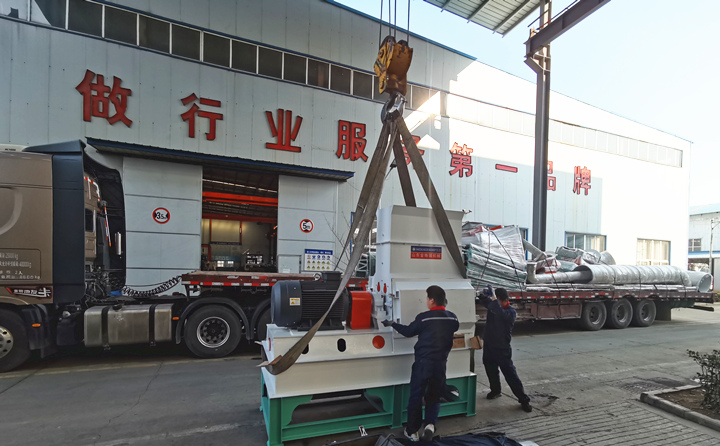 木屑顆粒機(jī)生產(chǎn)線粉碎機(jī)設(shè)備裝車中.jpg 木屑顆粒機(jī)生產(chǎn)線粉碎機(jī)設(shè)備裝車中.jpg