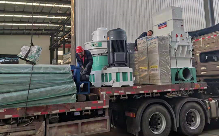 廊坊木屑顆粒機(jī)裝車完成.jpg 廊坊木屑顆粒機(jī)裝車完成.jpg