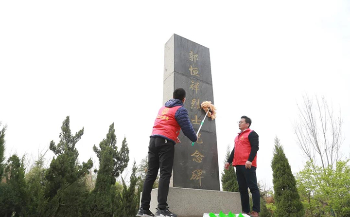職工志愿者對(duì)紀(jì)念碑進(jìn)行清理、擦拭.jpg