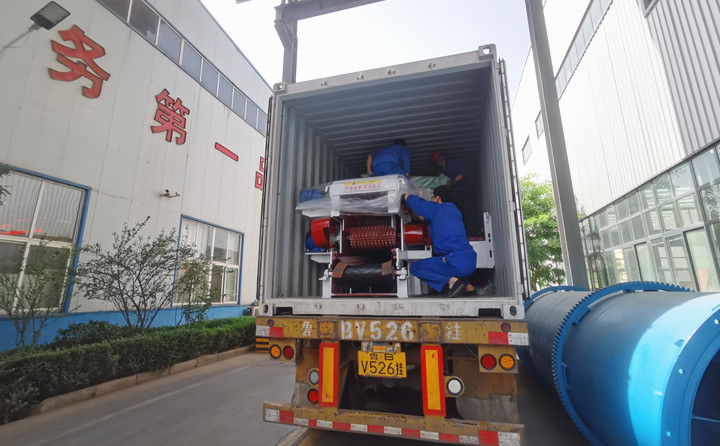 木片粉碎機(jī)裝車.jpg 木片粉碎機(jī)裝車.jpg