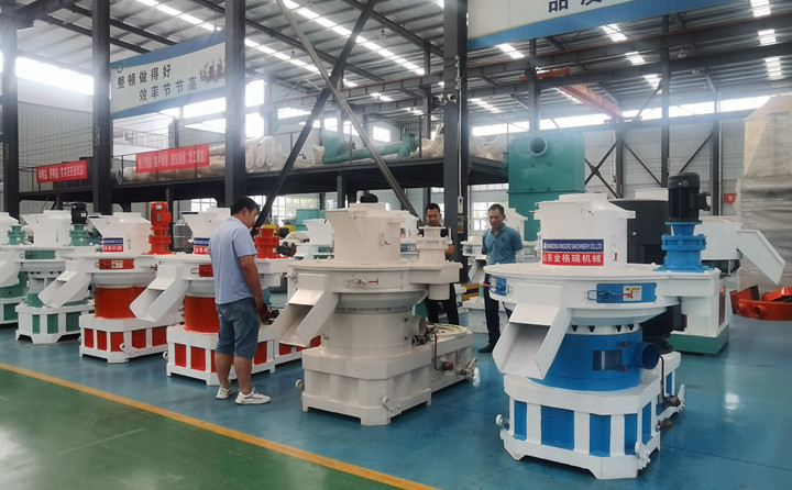 江蘇客戶端午考察木屑制粒機(jī).jpg 江蘇客戶端午考察木屑制粒機(jī).jpg