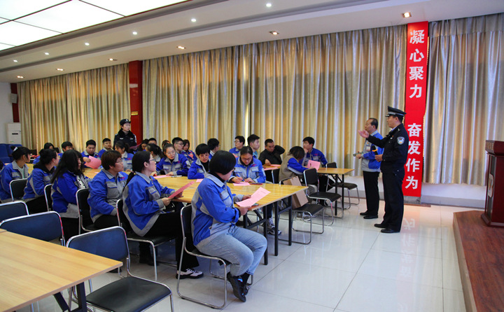 民警有針對(duì)性的向公司員工進(jìn)行防詐騙宣講培訓(xùn)，并詳細(xì)講解了詐騙手法和詐騙過程.jpg