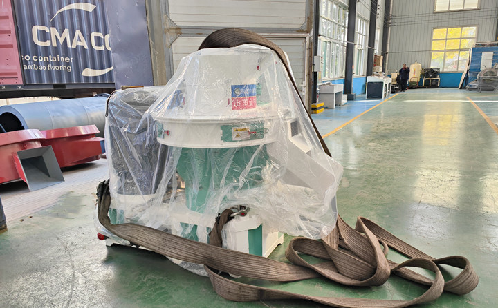 顆粒機(jī)單機(jī)時(shí)產(chǎn)量可以達(dá)到0.7-1噸，一天按照10小時(shí)計(jì)算，可以產(chǎn)出7-10噸成品顆粒，按照1噸顆粒最低100元錢利潤(rùn)來(lái)計(jì)算，一天的利潤(rùn)可以達(dá)到700-1000元。